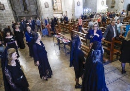 Procesión claustral de la Fiesta de los Niños de la calle San Vicente, en San Agustín, tras la lluvia caída.