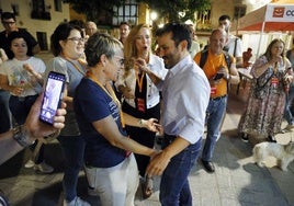 Papi Robles felicita a Vicent Marzà.