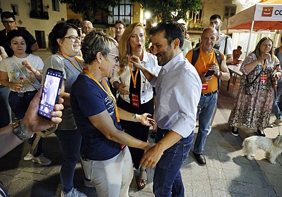 Papi Robles felicita a Vicent Marzà.