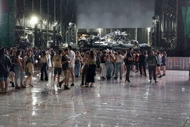 Escenario del Festival de les Arts tras la tormenta del sábado.