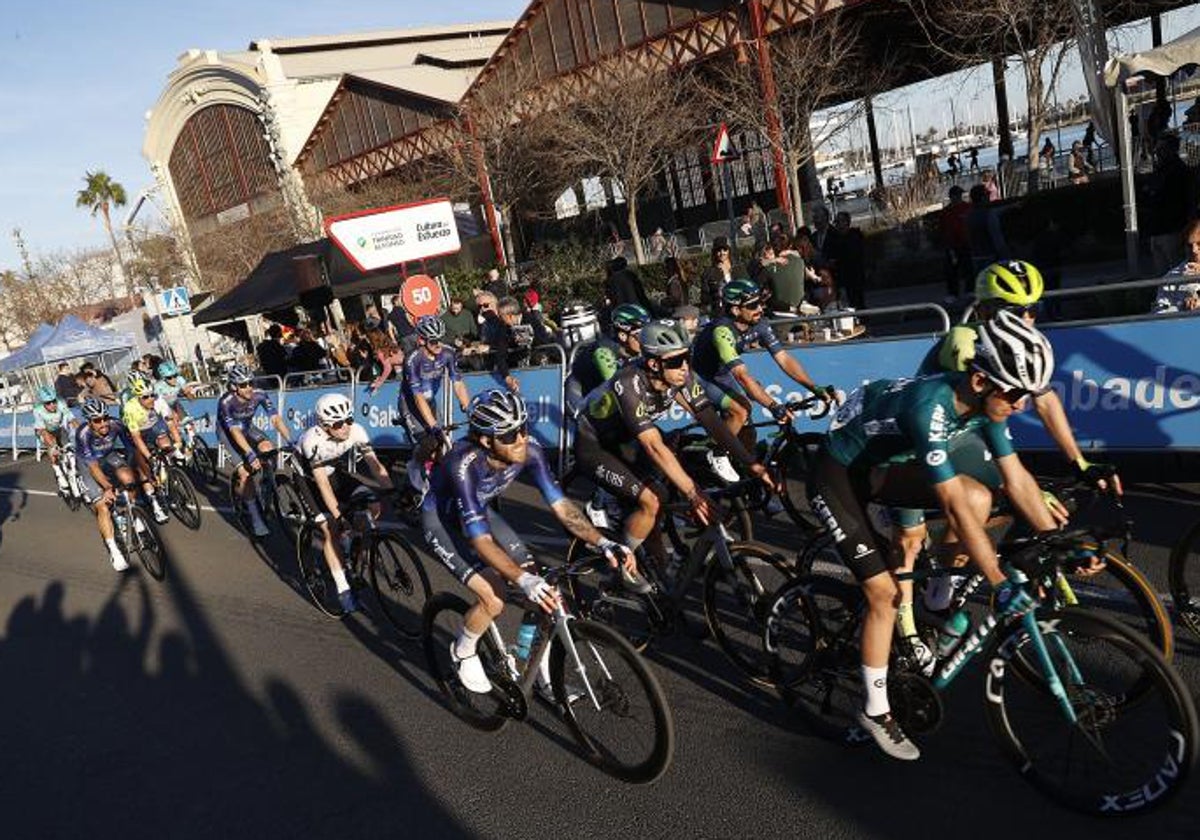 Ciclistas a punto de alcanzar la meta de la última etapa de la Volta a la Comunitat.