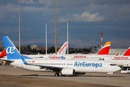 Varios aviones estacionados en un aeropuerto. Imagen de archivo.