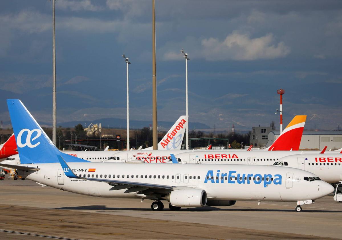 Varios aviones estacionados en un aeropuerto. Imagen de archivo.