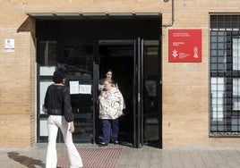 Varias personas en la puerta del centro de salud de Torrent.