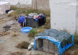 Asentamiento ilegal en la calle San Vicente Mártir.