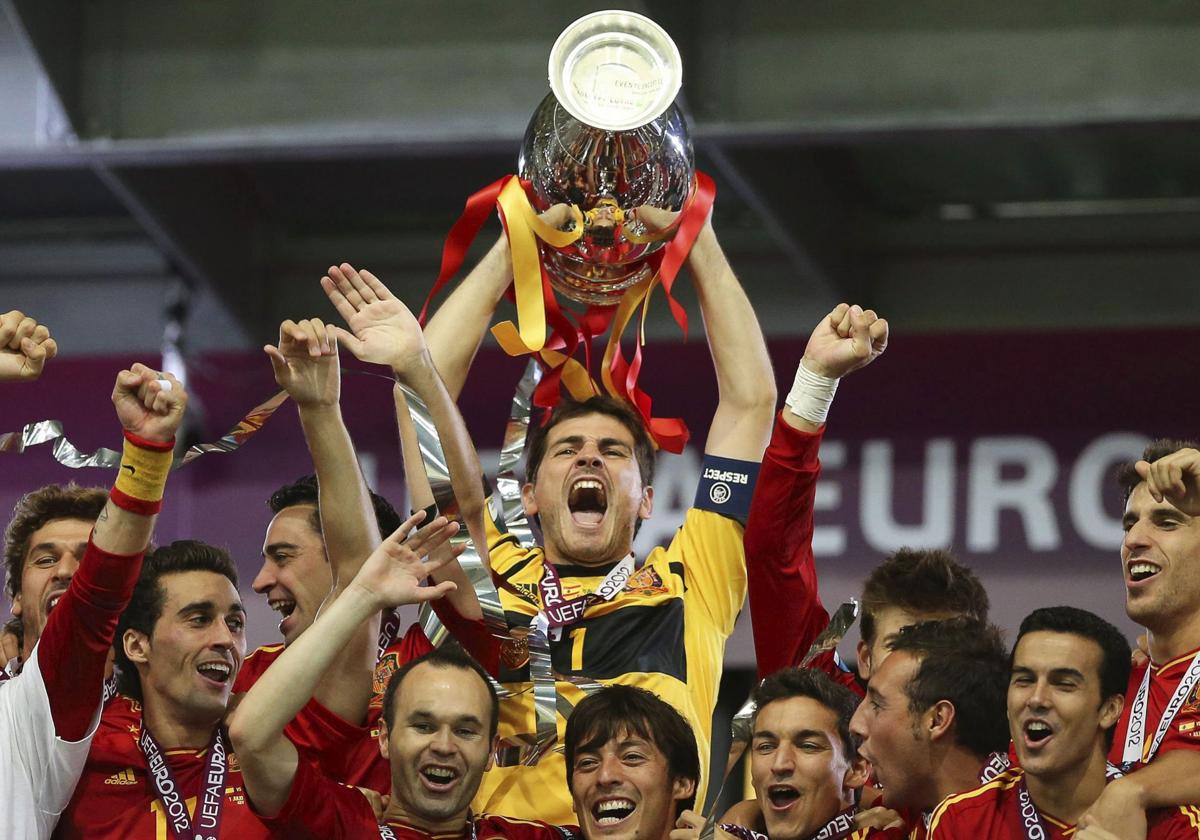 Iker Casillas levanta el trofeo de la Eurocopa.