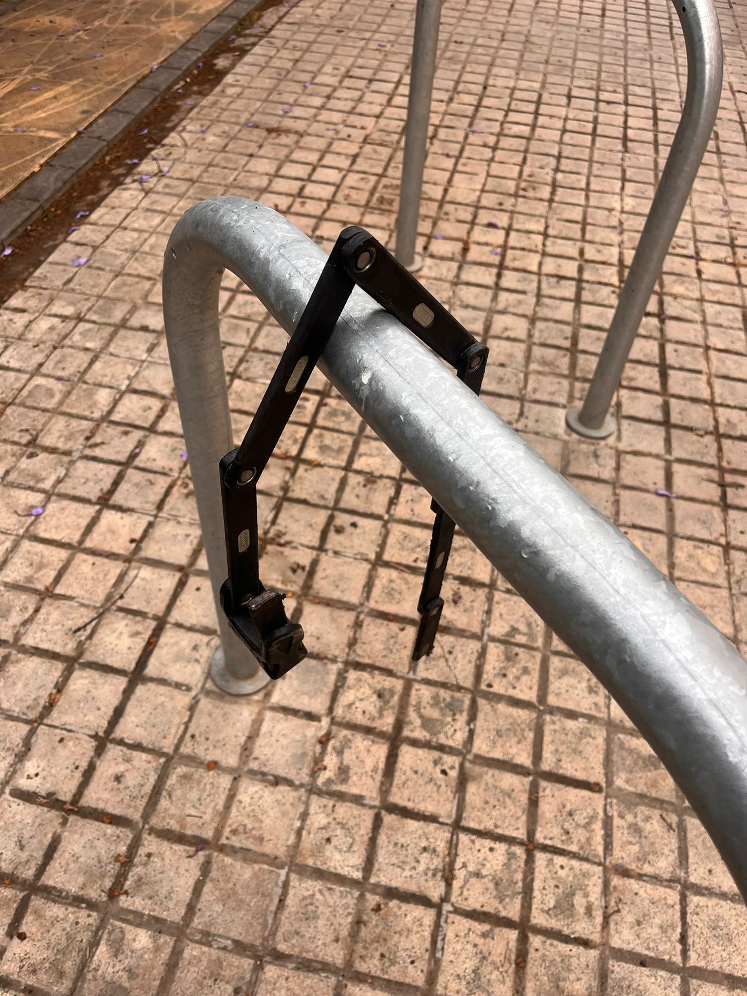 El aparcabicis donde estaba estacionada la bici, este martes.