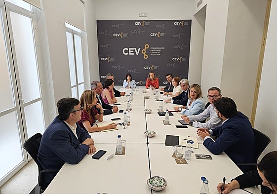 Grupo de trabajo de los principales agentes sociales implicados en la industria de los microchips.