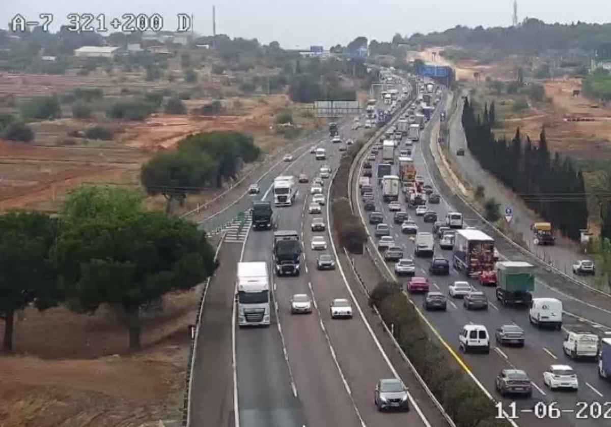 Más de 26 kilómetros de atascos en las entradas y salidas a Valencia