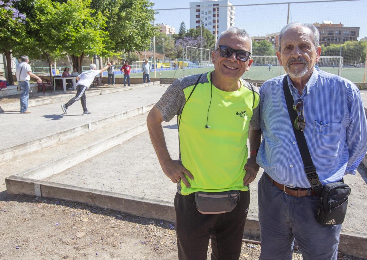 Imagen secundaria 1 - Los jugadores colocando les birles; José Antonio y Fernando, de Torrefiel; y detalle de les birles.