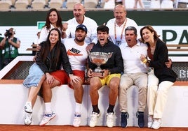 Alcaraz, con sus padres, su hermano Álvaro y otros familiares, el domingo en la Chatrier.