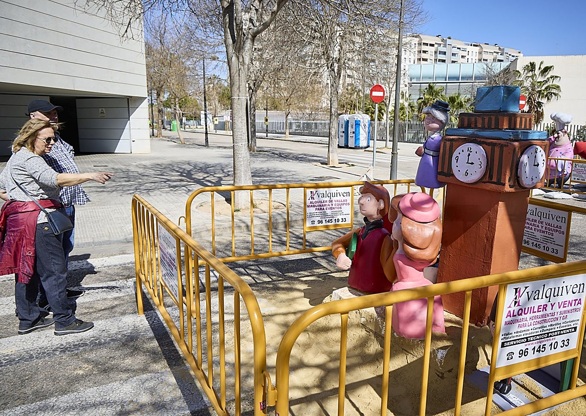 Imagen secundaria 1 - Falleros de La Nova de Campanar, en la Ofrenda, y falla con escasos ninots, tras no terminar el encargo el artista.