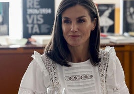 Letizia rescata su blusa más romántica y enamora a las estilistas