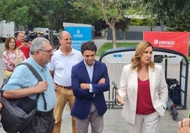 María José Catalá charla con un grupo de vecinos durante el acto en Benicalap.