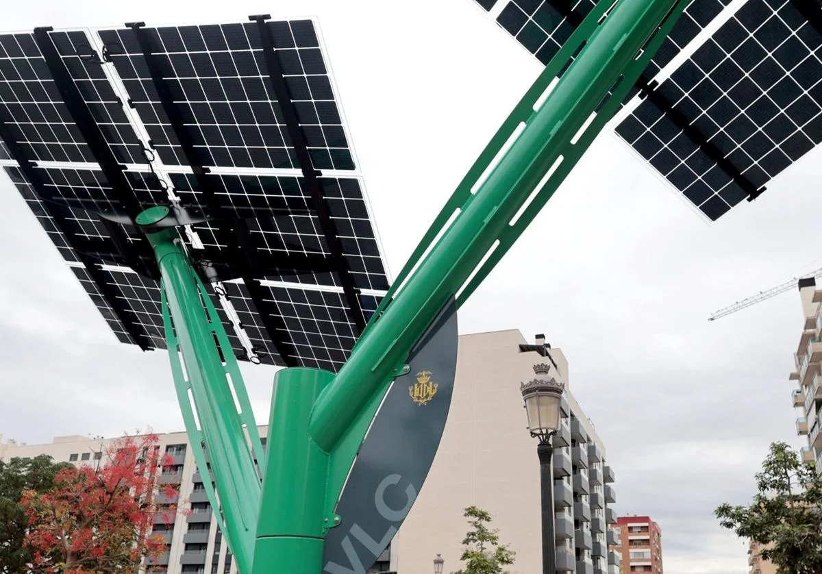 Los cuatro árboles fotovoltaicos que ha instalado el Ayuntamiento en Valencia: para qué sirven y dónde están