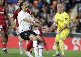 Cavani disputando un partido con el Valencia CF.