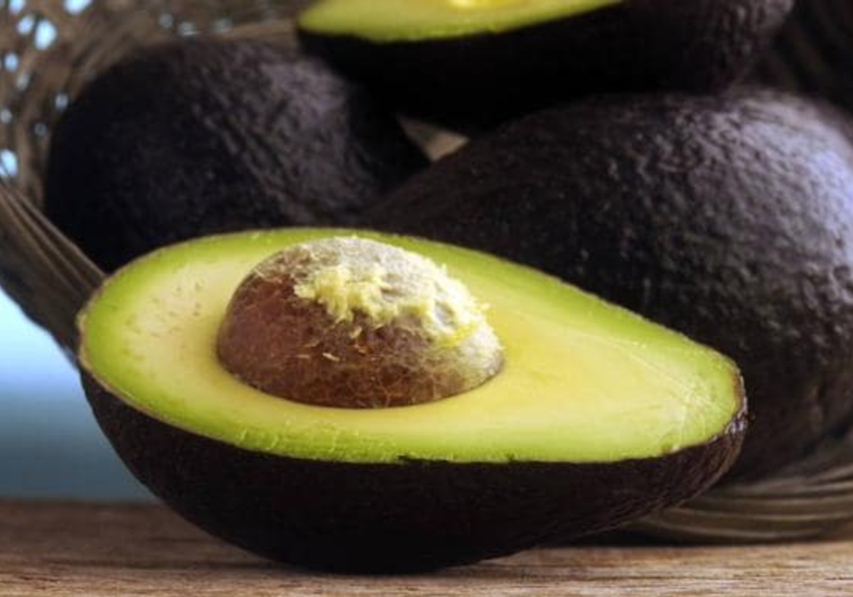 El sencillo truco del hueso del aguacate que cubre las canas de forma natural sin ir a la peluquería