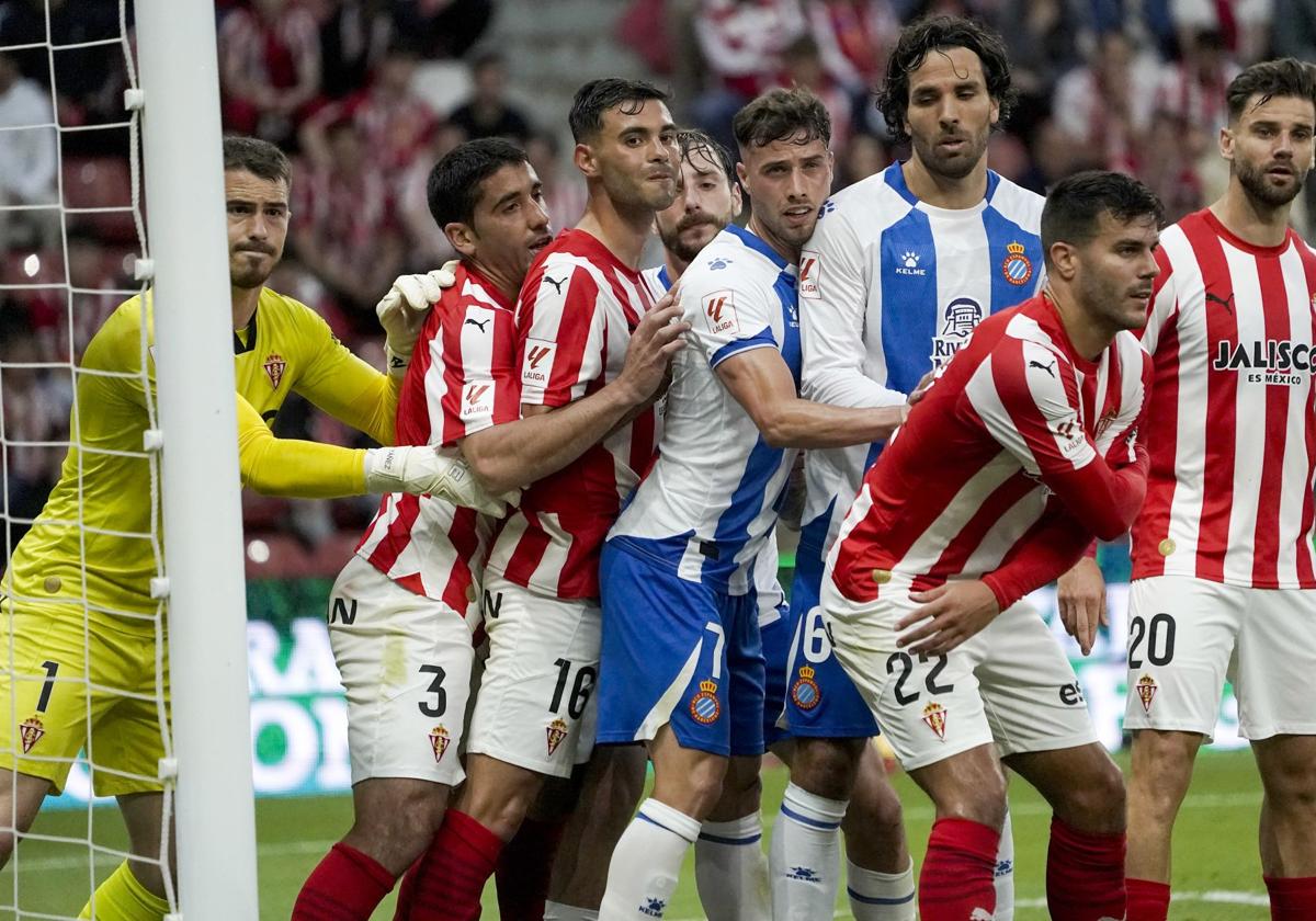 Jugadores de Espanyol y Sporting de Gijón en un córner.