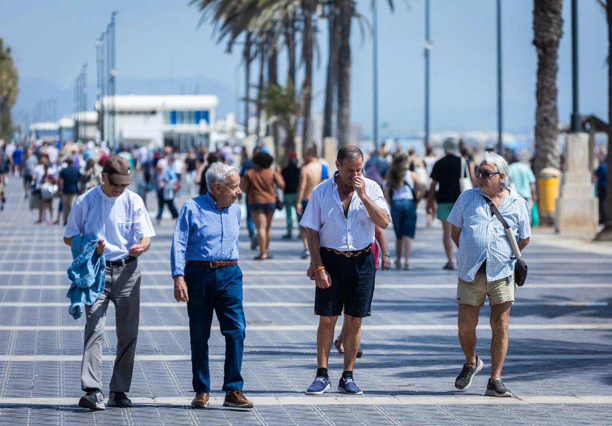 Jubilados paseando por el paseo marítimo de Valencia.