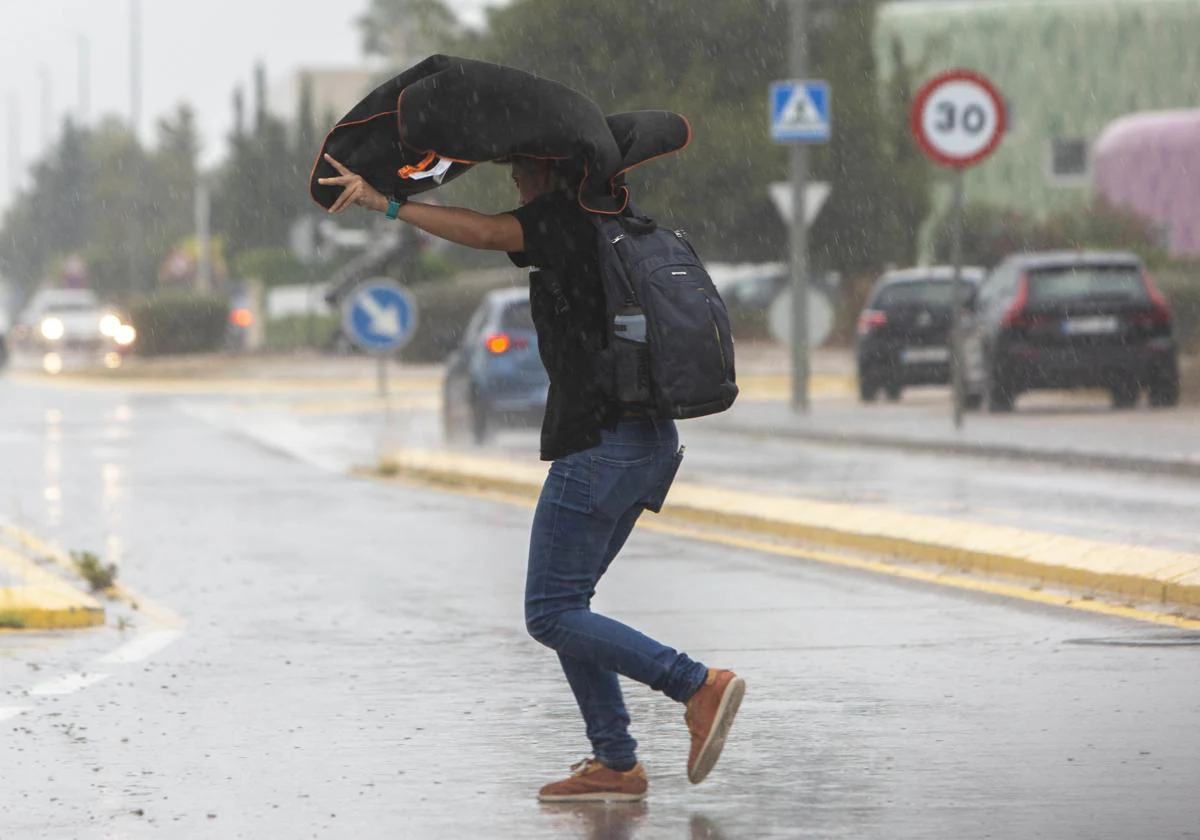 La tromba de agua cierra caminos, anega campos y corta trenes en la Comunitat