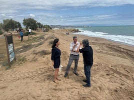 Martínez Mus en la playa de Tavernes.