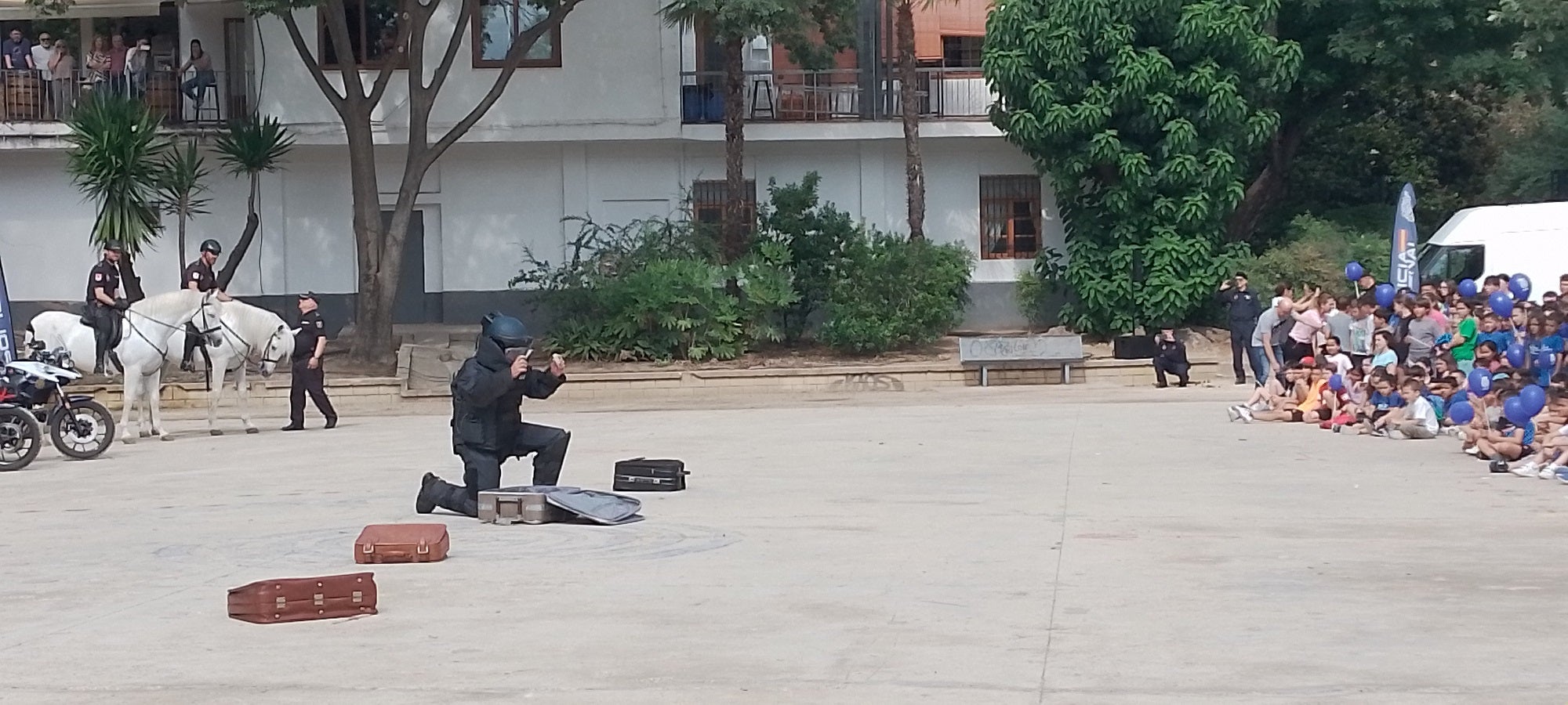 Imagen secundaria 2 - Arriba, uno de los canes en actitud defensiva; Abajo, a la izquierda, el animal detectando drogas en las maletas; a la derecha, un agente Tedax desactivando un explosivo.