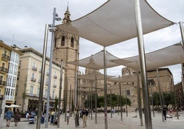 Pérgolas para dar sombra en la plaza de la Reina similares a las que se proponen en las pedanías.