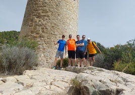 Un grupo de amigos disfrutar del recorrido hasta la Torre Badum.