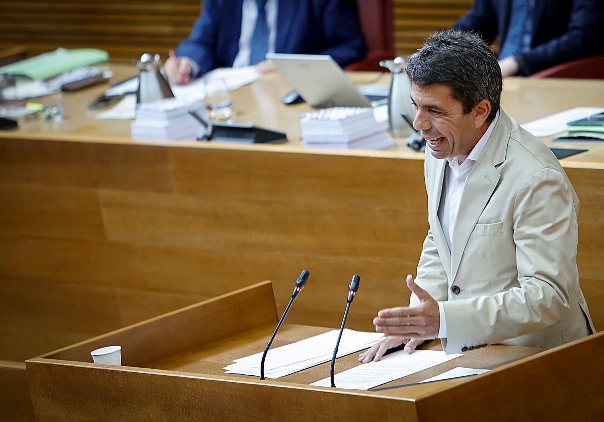 Mazón, en el pleno de Les Corts de este jueves.