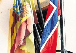 Imagen de archivo de las banderas de España, Noruega y la Comunitat Valenciana en el ayuntamiento de Alfàs del Pi, en Alicante.