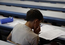 Un alumno, durante los exámenes de selectividad.