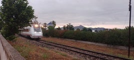 El tren Xàtiva-Alcoi a su salida de la capital de la Costera.