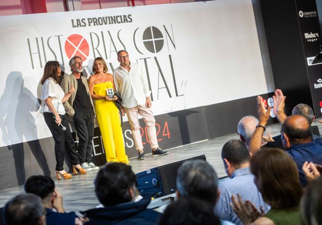 Begoña Rodrigo, al recoger el premio de manos de Cuchicta Lluch, Pepe Solla y Manuel Espinar.