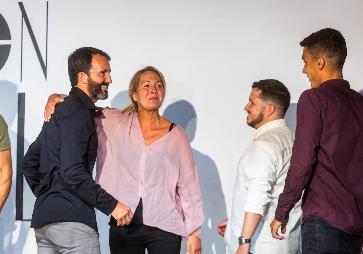 Cristina Solaz abraza a su hermano Paco al subir a recoger el premio al mejor productor.