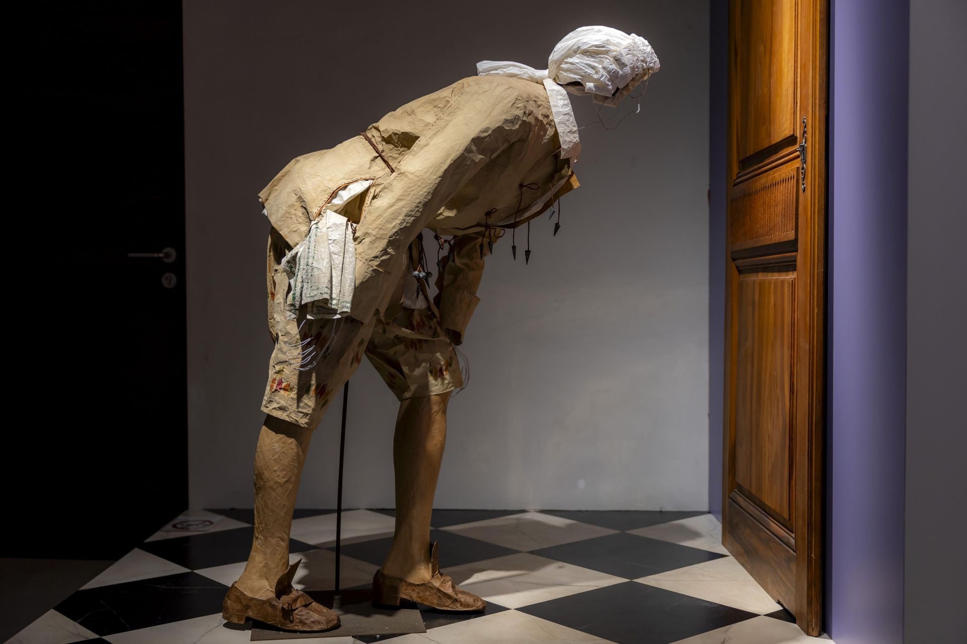 Inquietantes figuras de papel en trajes del siglo XVIII