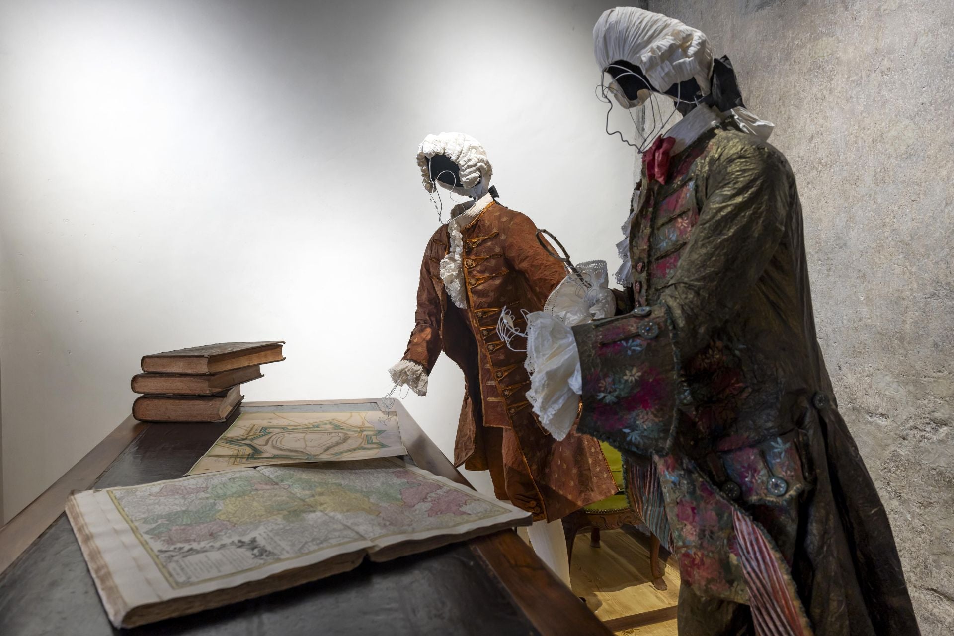 Inquietantes figuras de papel en trajes del siglo XVIII