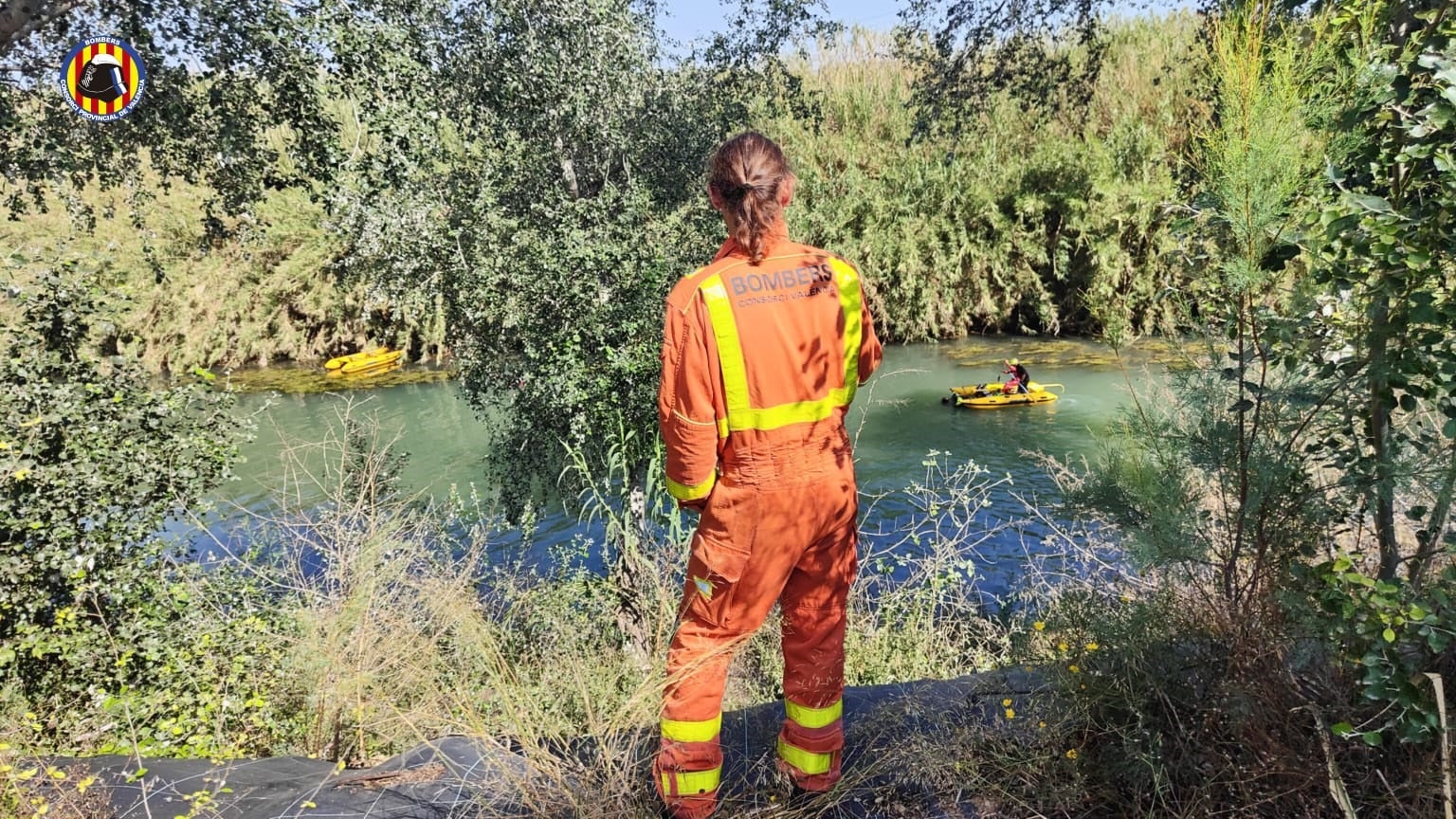 Los bomberos, durante las labores de búsqueda de Adam.