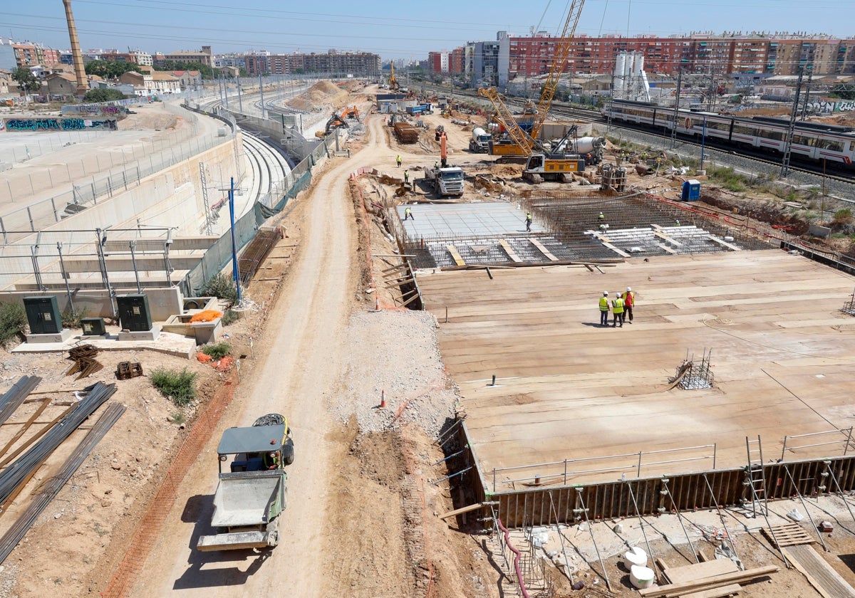 Las obras del canal de acceso, a la altura del puente del bulevar sur.