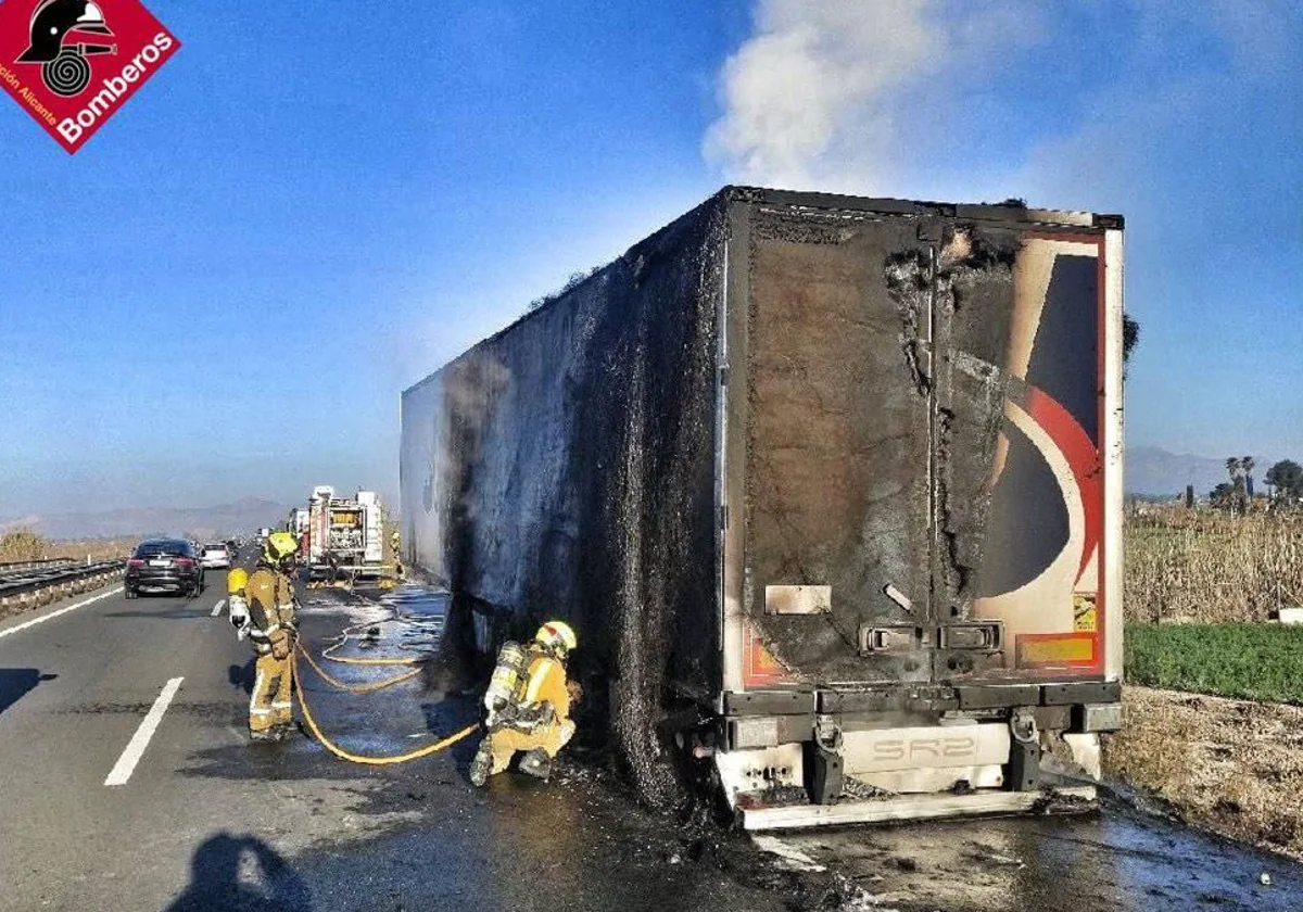 El incendio de un camión en la autopista AP-7 cerca de Ondara causa largas retenciones