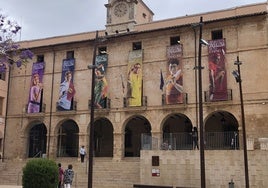 La fachada del Ayuntamiento de Dénia con las lonas con las caras de los protagonistas.