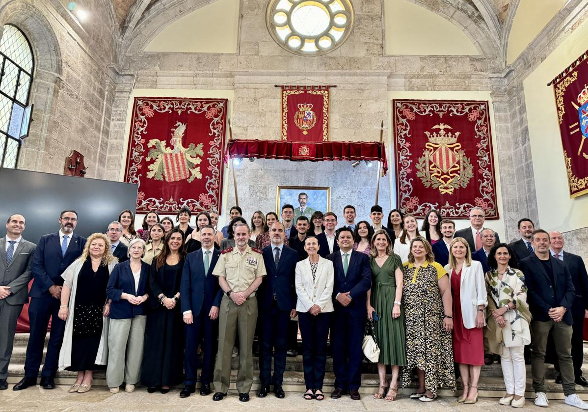 Foto de familia de los premiados y las autoridades.