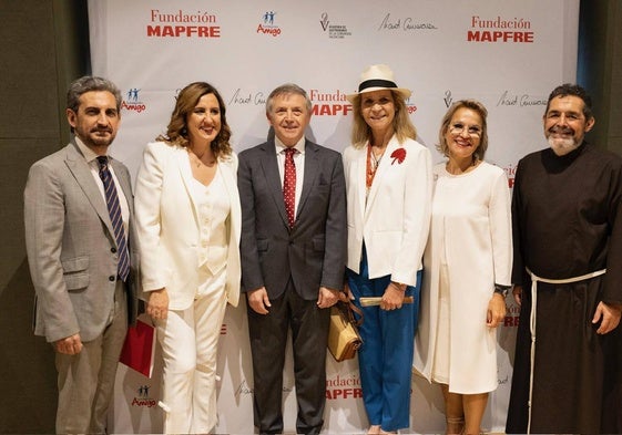 La Infanta Elena, junto a la alcaldesa de Valencia, María José Catalá, la presidenta de la Academia de Gastronomía de la Comunitat Valenciana, Belén Arias, y los responsables de la Fundación Mapfre y la Fundación Amigo.