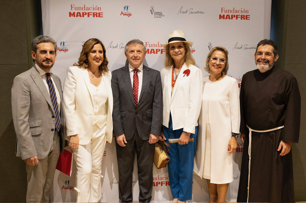 Quiénes comparten mesa y mantel con la Infanta Elena en Valencia