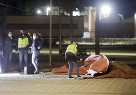 Policías inspeccionan los restos del hinchable tras el accidente que causó la muerte de dos niñas en Mislata.