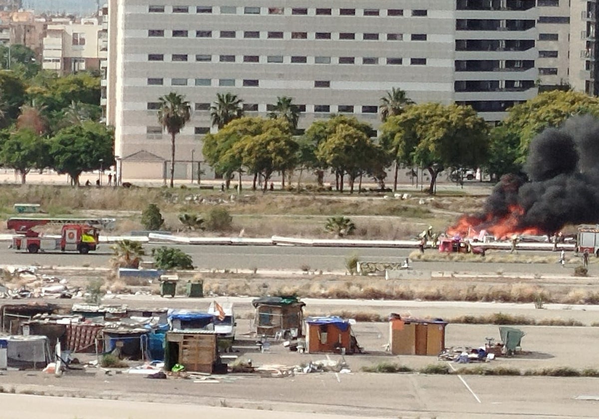 Los bomberos trabajan junto al punto del incendio, este sábado, en la zona del antiguo circuito de F1.