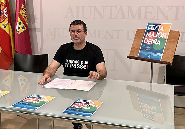 El edil de Fiestas, Raúl García de la Reina, con el cartel de la Festa Major.