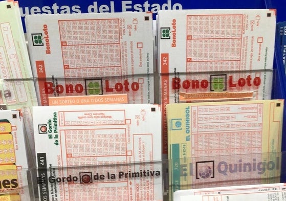 Boletos en una administración de Loterías.