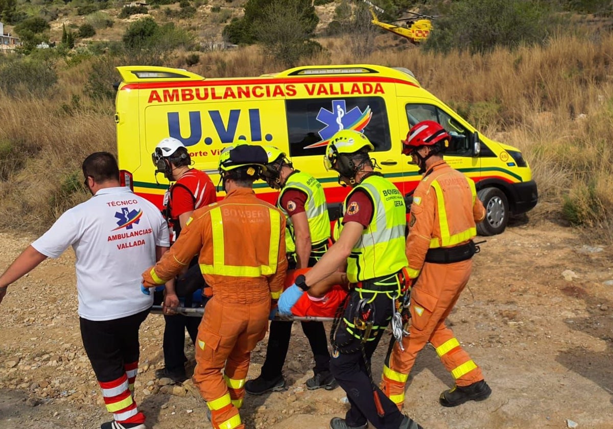 Traslado del ciclista herido en el la prueba deportiva de Llosa de Ranes.