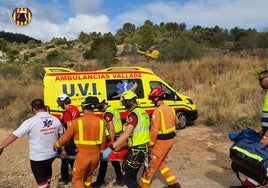 Traslado del ciclista herido en el la prueba deportiva de Llosa de Ranes.