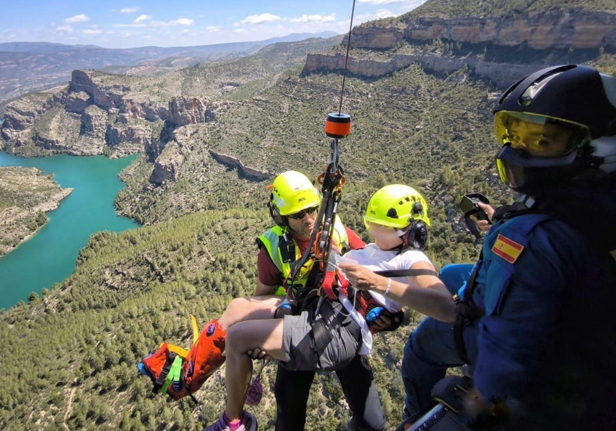 La víctima, en el momento en que ha sido izada al helicóptero de rescate.